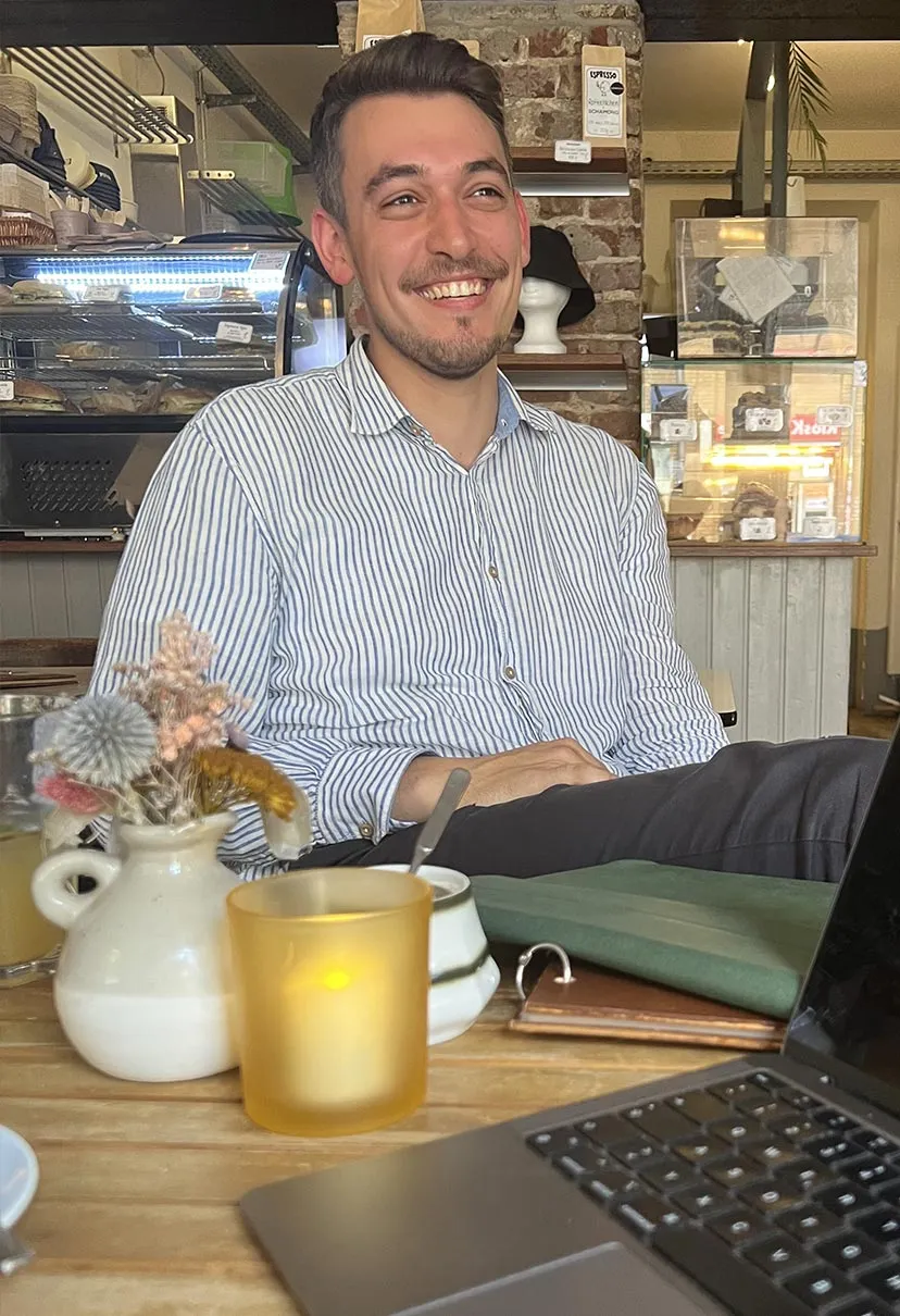 Robin Dörr in a café